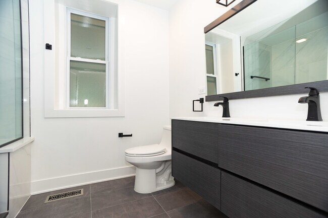 Building Photo - 1723 W Pierce Ave