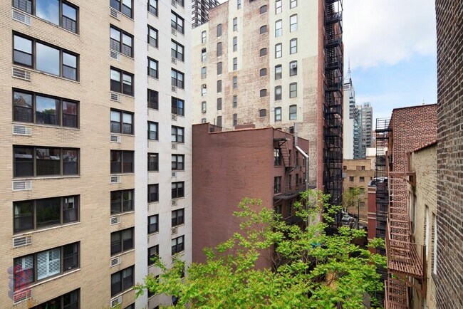 Building Photo - 326 E 35th St