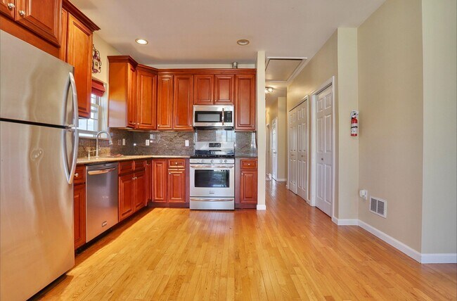 Building Photo - 247 Winfield Ave