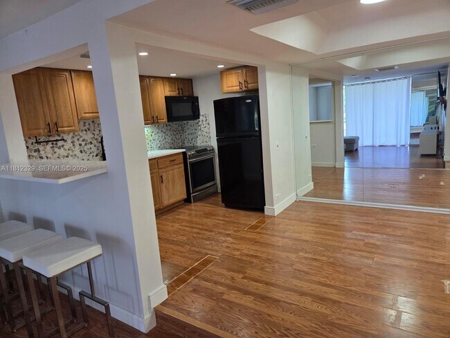 Building Photo - 3750 Inverrary Dr