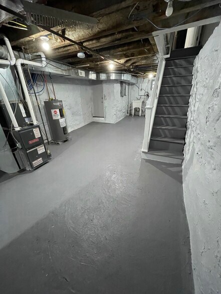 Building Photo - 902 S Yewdall St