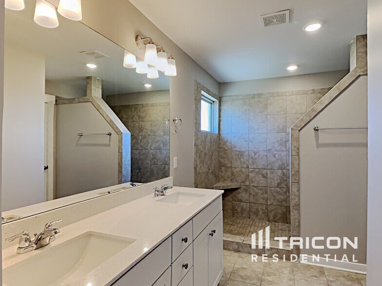 Building Photo - 745 Sapphire Dr