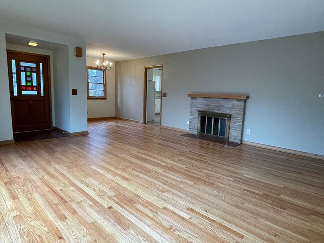 Building Photo - Hartland Single Family Ranch Home, 3 Bed, 1.5 Bath, Attached Garage