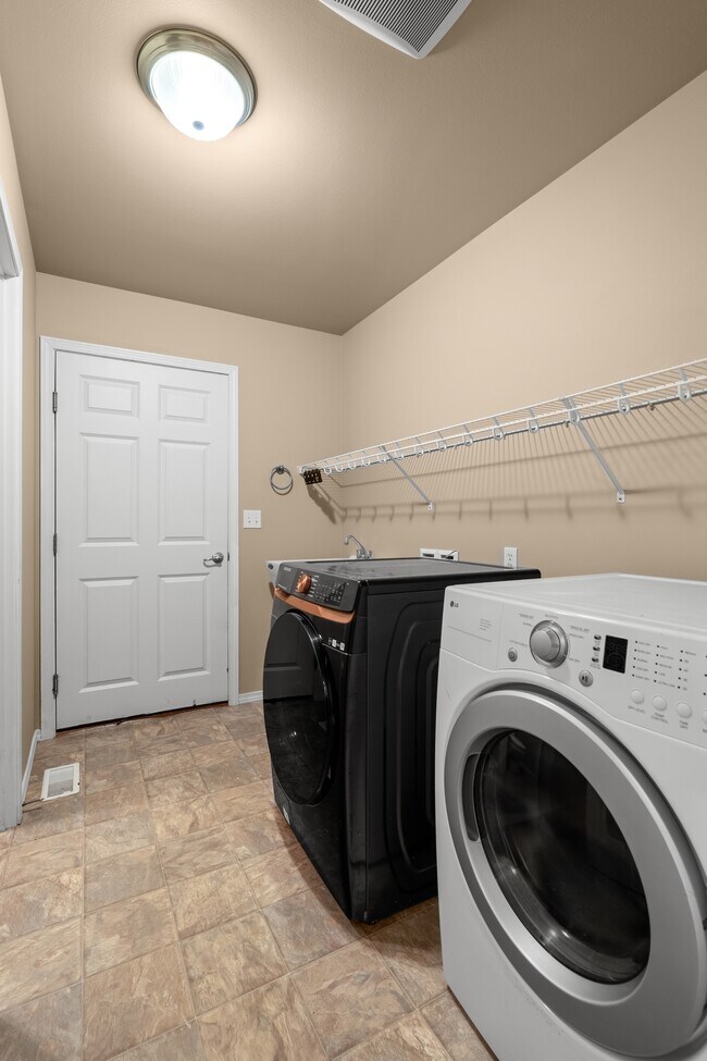 Building Photo - 231 E Linda Vista Ct
