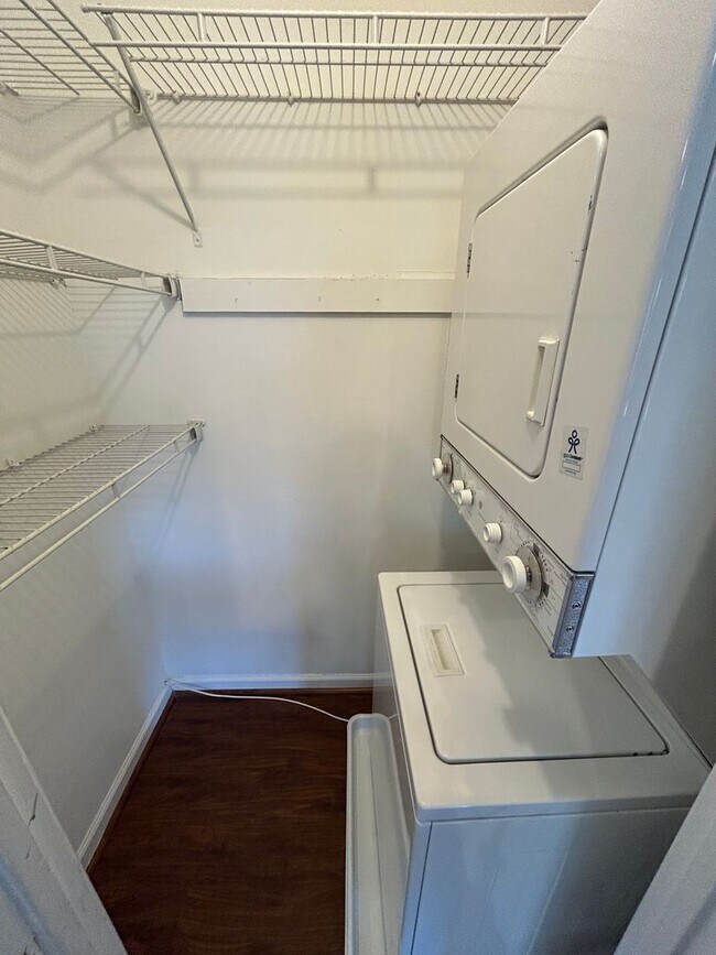 Building Photo - One Bedroom One Bathroom Condo in Leesburg...