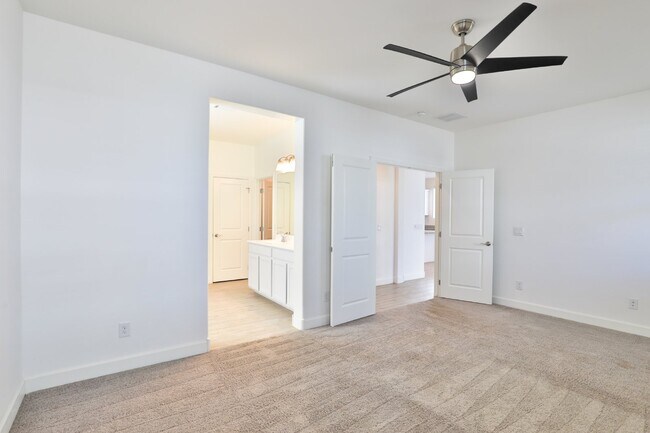 Building Photo - 548 E Vail Ln