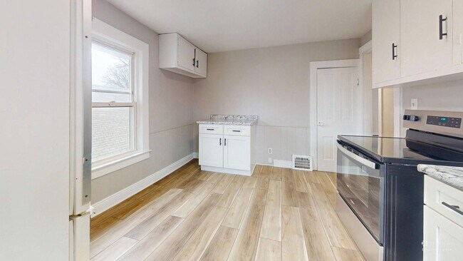 Building Photo - 1031 W.9th St.