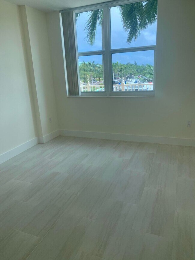 Building Photo - 100 NE 6th St