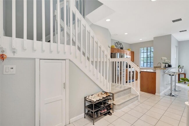 Building Photo - 2037 Nassau Dr