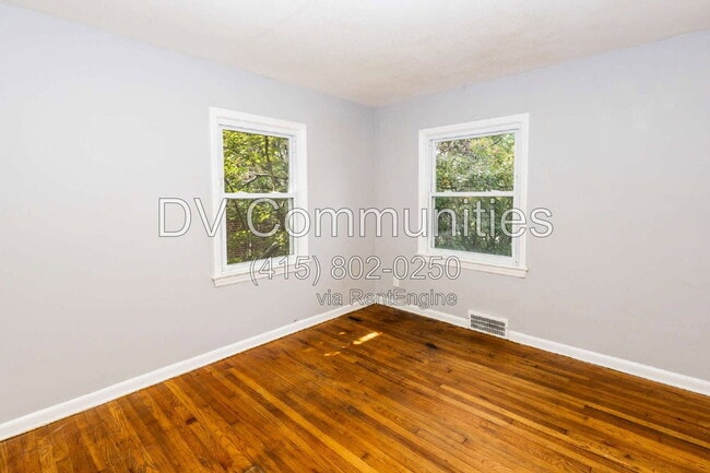 Building Photo - 915 Clarence Rd