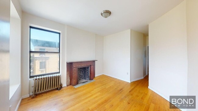 Building Photo - 196 W 108th St