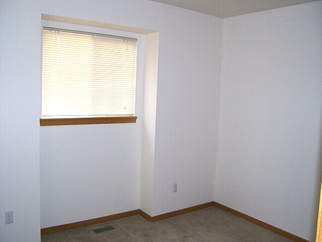 Building Photo - Spacious 3-Bedroom Townhome with Garage & Patio