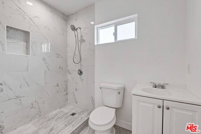 Building Photo - 220 E Vernon Ave