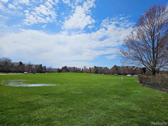 Building Photo - 264 Village Way S