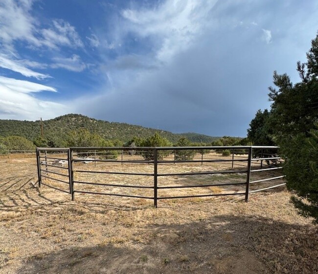 Building Photo - Country home on 35 acres