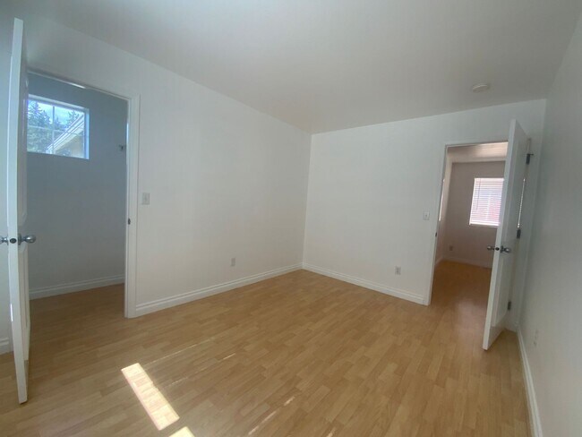 Building Photo - Newly Remodeled Puyallup Gem - Modern Comf...