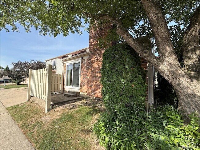Building Photo - 15895 Cambridge Dr