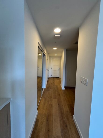 Building Photo - 1640 NE 125th St