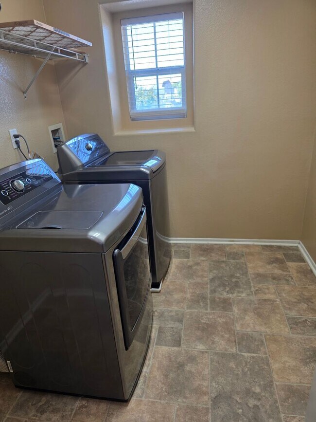 Building Photo - Crowne Hill 3 Bedroom Home