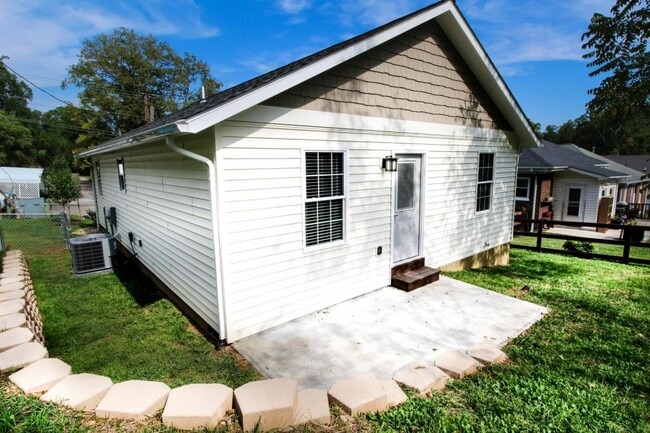 Building Photo - 1020 Primrose St SE