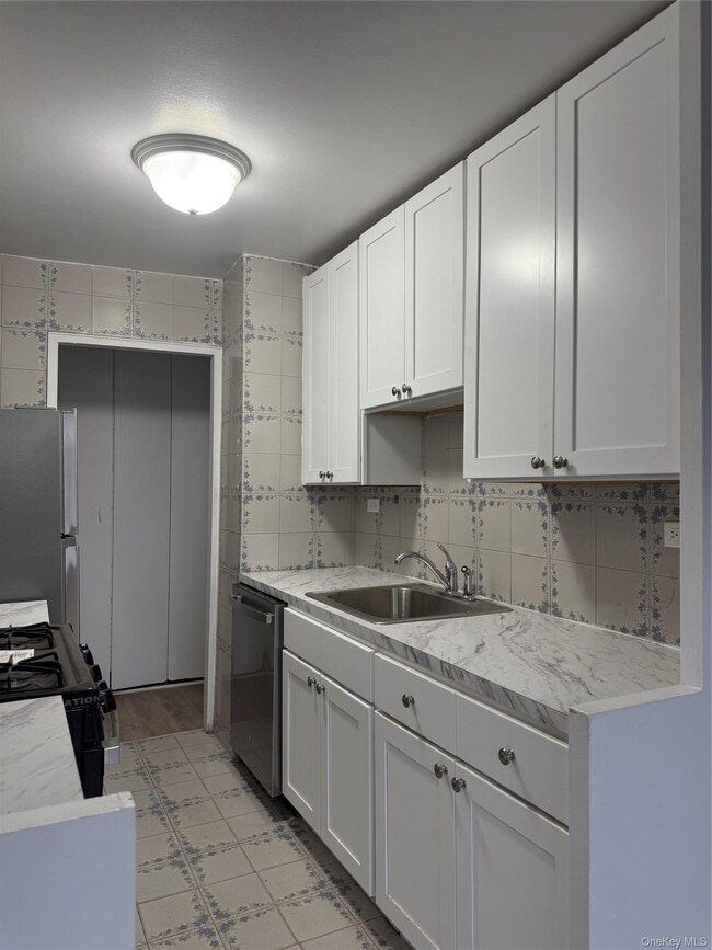 Building Photo - 61-20 Grand Central Pkwy