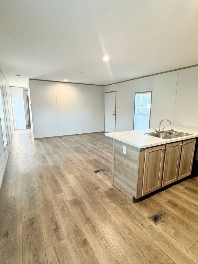 Building Photo - Move in Ready! 3 bedrooms/ 2 Baths! Beautiful space!