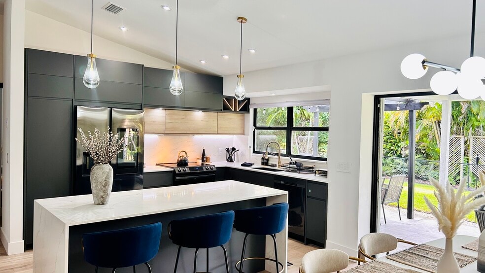 Building Photo - 6205 SE Circle St