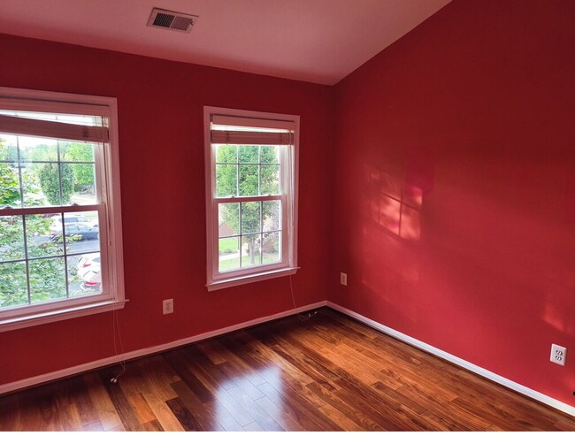 Building Photo - Exceptional End-Unit Townhome with Expansi...