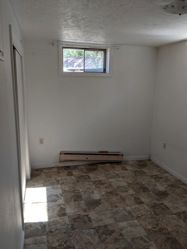 Building Photo - 2 bedroom 1 bath basement duplex with larg...