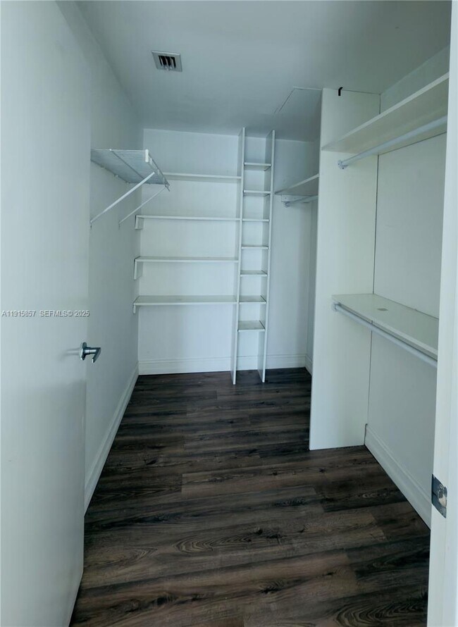 Building Photo - 1900 N Bayshore Dr