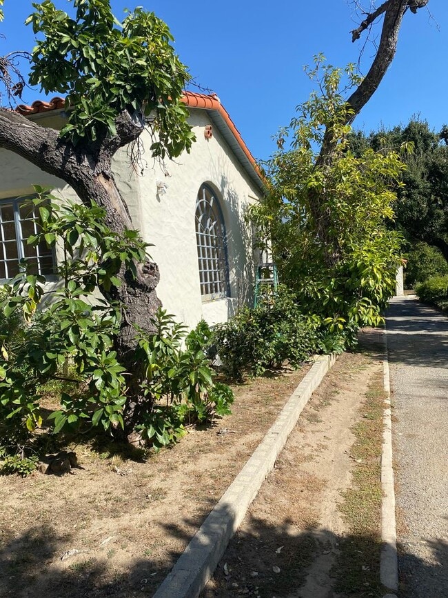 Building Photo - Beautiful 3 bedroom 2 bathroom in La Canada
