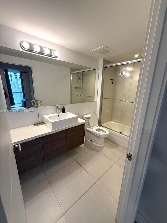 Building Photo - 1010 SW 2nd Ave