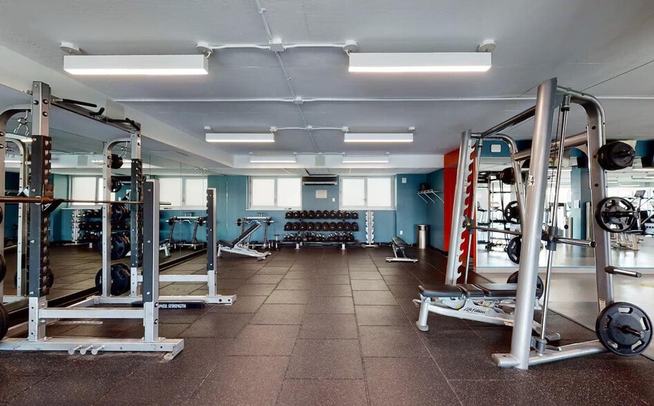 Building Photo - 399 E 34th St