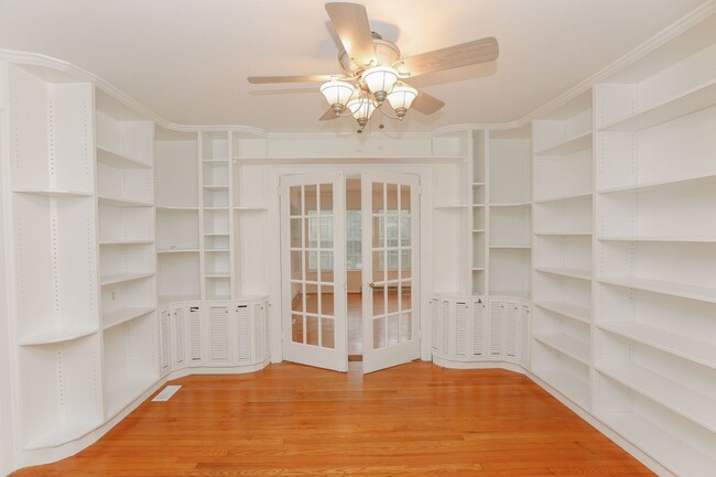 Building Photo - Beautiful Lake Home Rental in Norfolk!