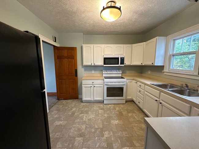 Building Photo - Move in Special - $500 off November rent -...