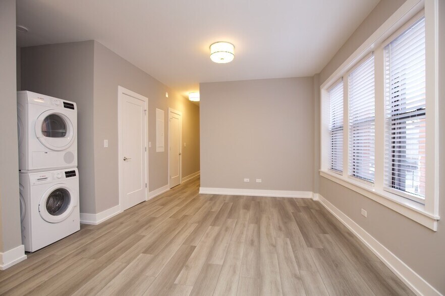 Building Photo - 3843 N Janssen Ave