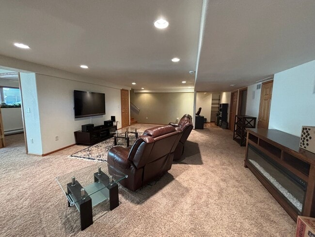 Building Photo - 3 BED | 3 BATH | TOWNHOME | DOUBLE GARAGE | WEST