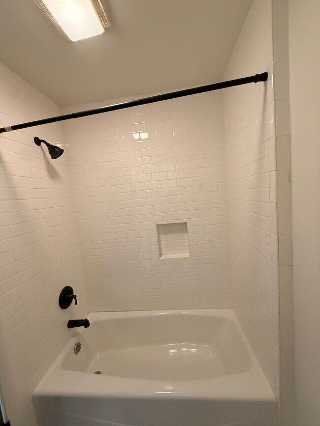 Building Photo - Three Bedroom Beautiful Home Available