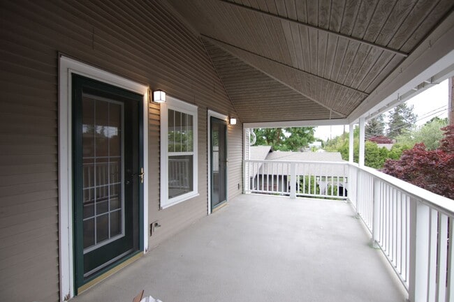 Building Photo - Updated 2 Bed 2 South Hill property 10 min from Medical District hospitals