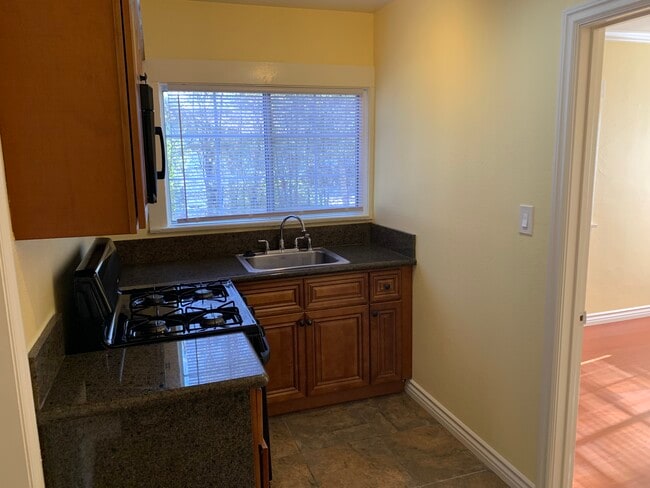 kitchen - 553 Lincoln Ave