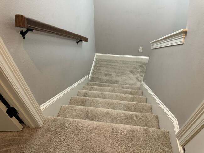 Building Photo - Gated community with community POOL!!!!