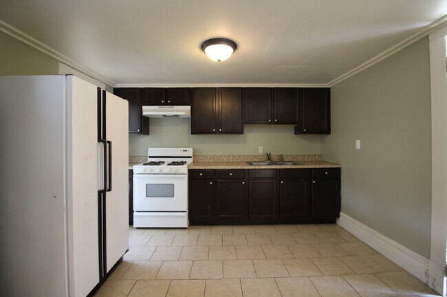 Building Photo - 3 bed -1.5 bath house near GVSU Pew Campus.
