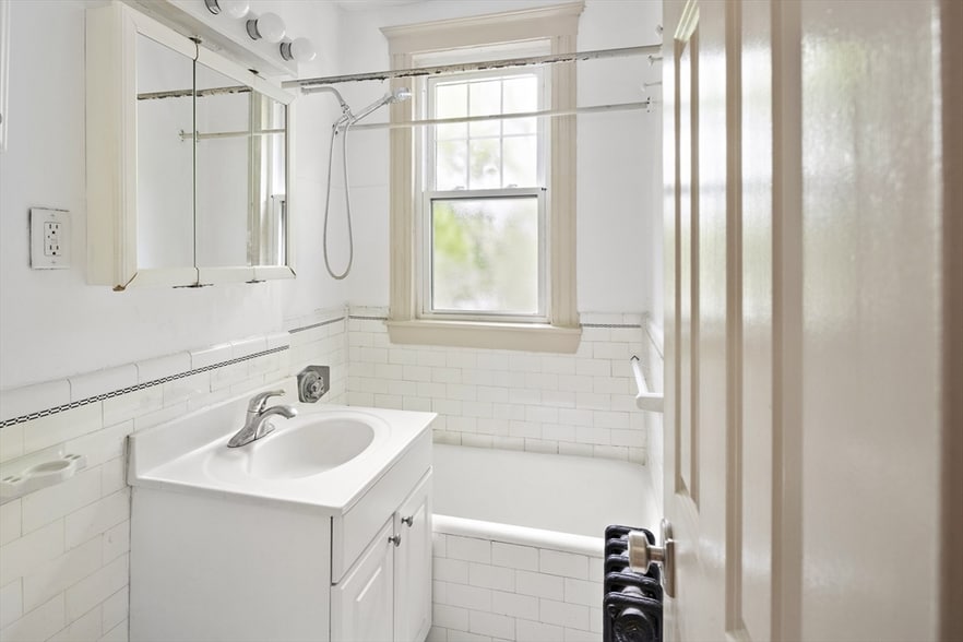 Bathoom. - 24 Sidlaw Rd