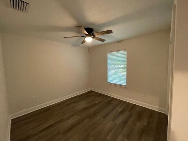 Building Photo - Newer 3/2 in Turkey Creek!