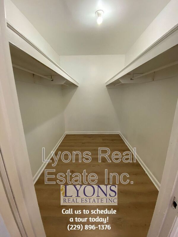 Building Photo - 1022 S Gordon Ave