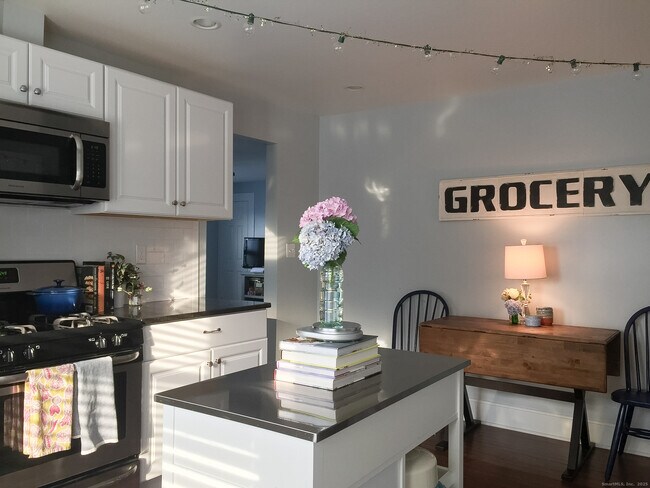 Building Photo - 46 Riverside Dr