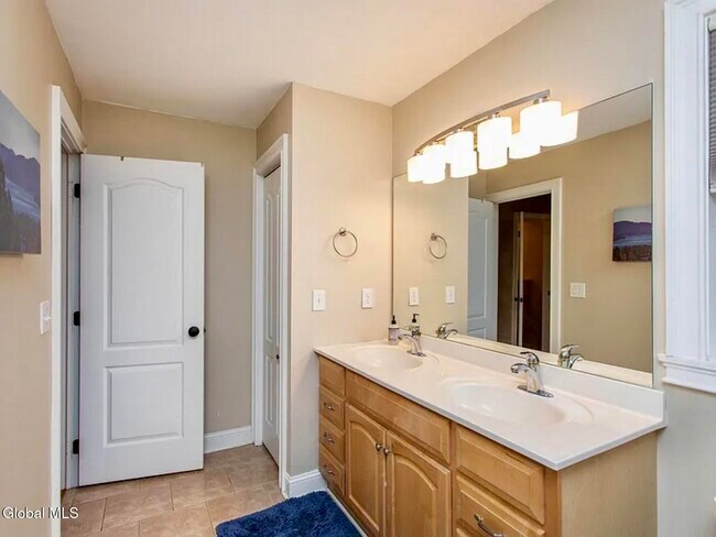 Building Photo - 8 Furlong St