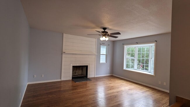 Building Photo - BEAUTIFUL 5 BED/3 BATH RANCHER WITH FINISH...