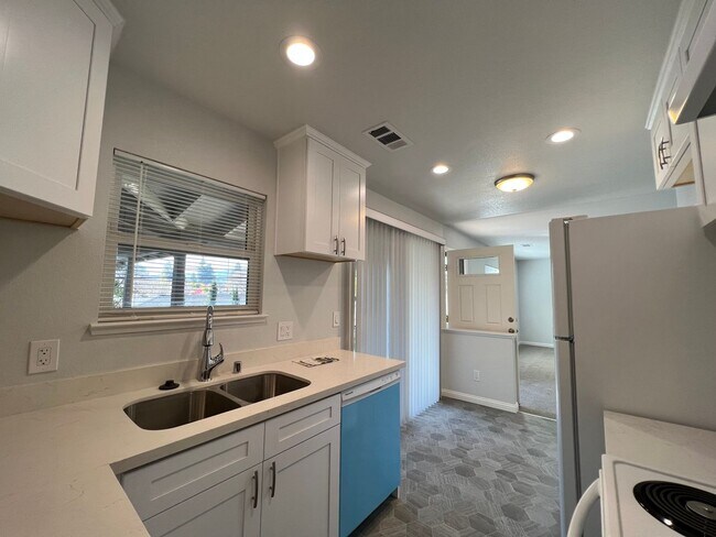 Building Photo - 1612 Mendenhall Dr