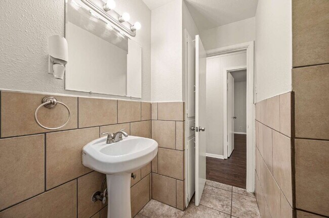 Building Photo - Spacious 4 Bedroom Home with Expansive Living Areas in a Convenient Location